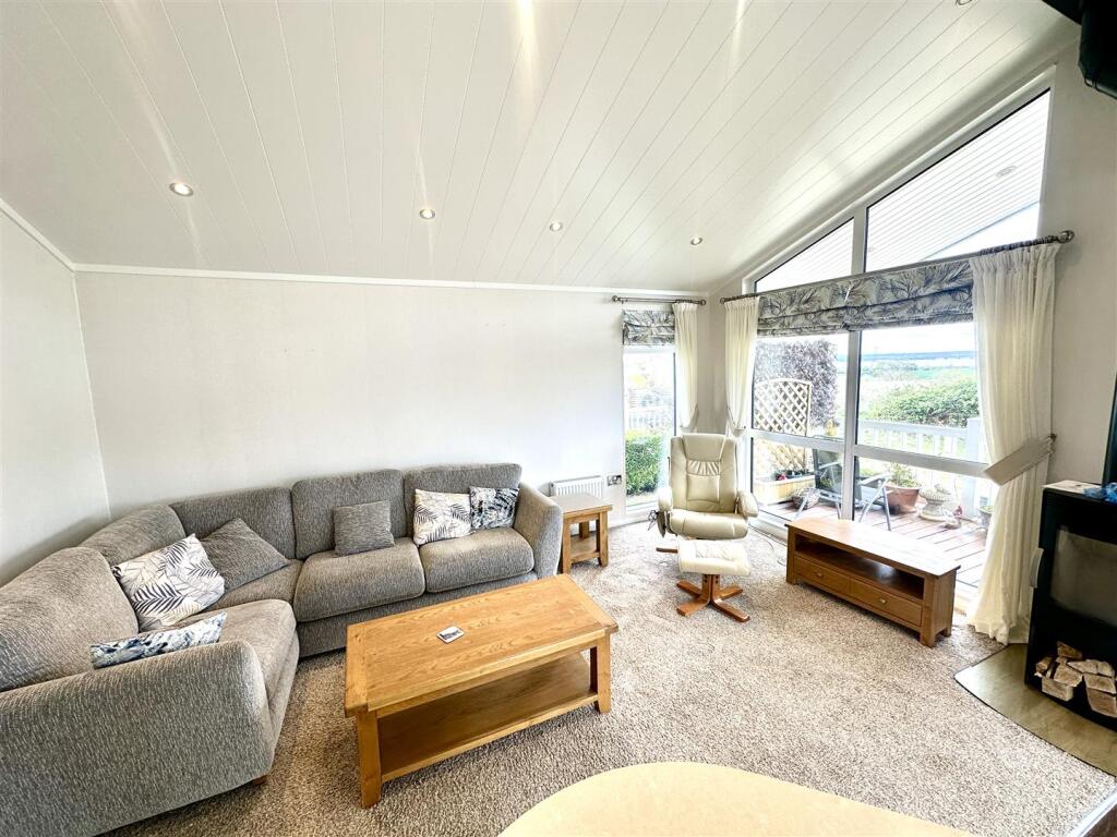 OPEN PLAN KITCHEN/LIVING/DINING ROOM