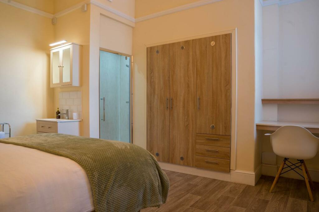 r1_bedroom_storgae.jpg