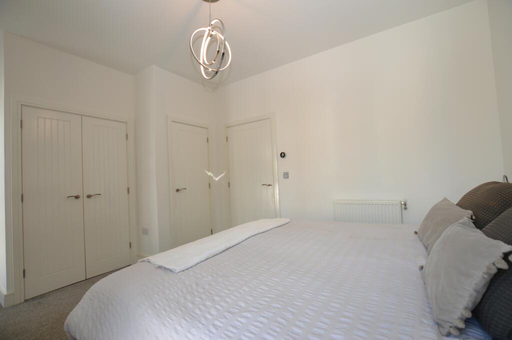 Master Bedroom (2).JPG
