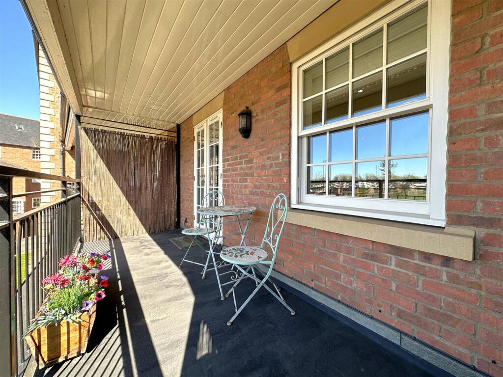 First Floor Balcony 904