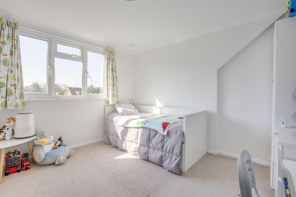 5 Sunningdale Close, HP12 4EN-5.jpg