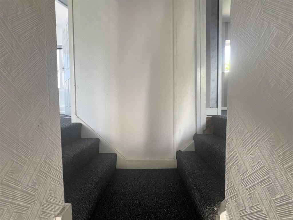 STAIRICASE TO SPLIT LANDING
