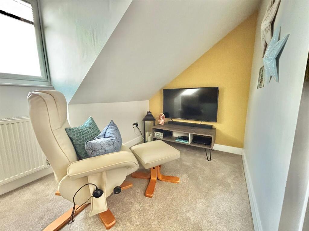 Master Bedroom (2nd Floor)