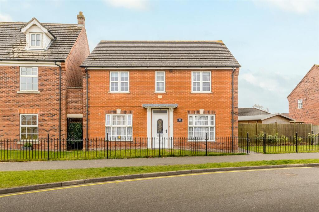 28 Ashton Hall Drive (Wyberton)-4.jpg