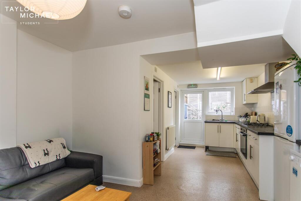 Kitchen Lounge