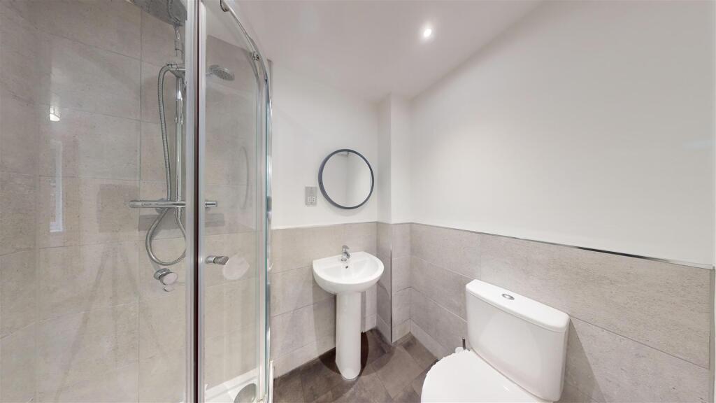 28 Drapers Rise ensuite.jpg