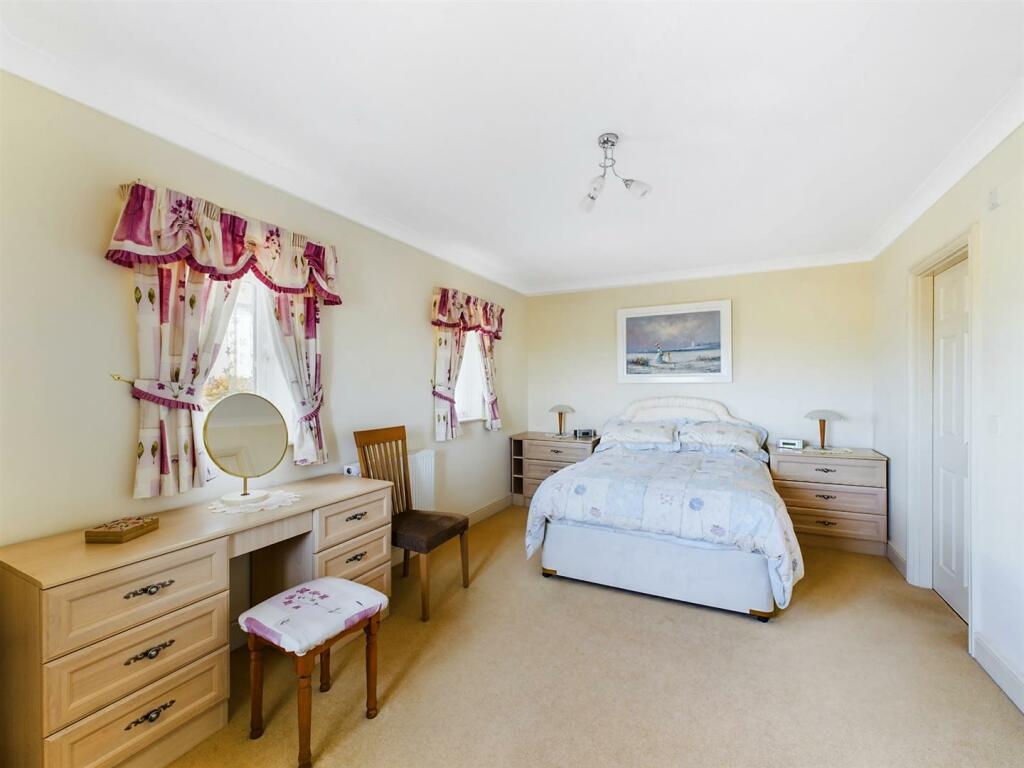 Master Bedroom En-Suite.