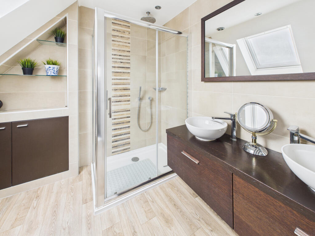 CAM02909G0-PR0504-STILL012