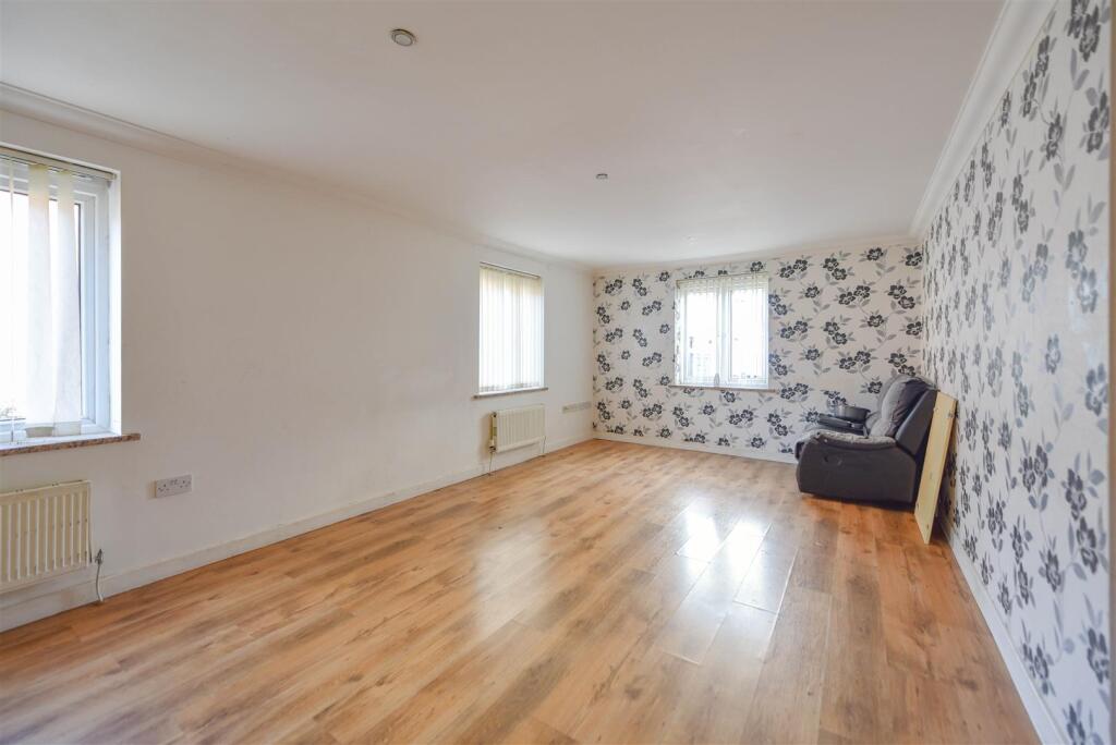 LOUNGE/DINING AREA