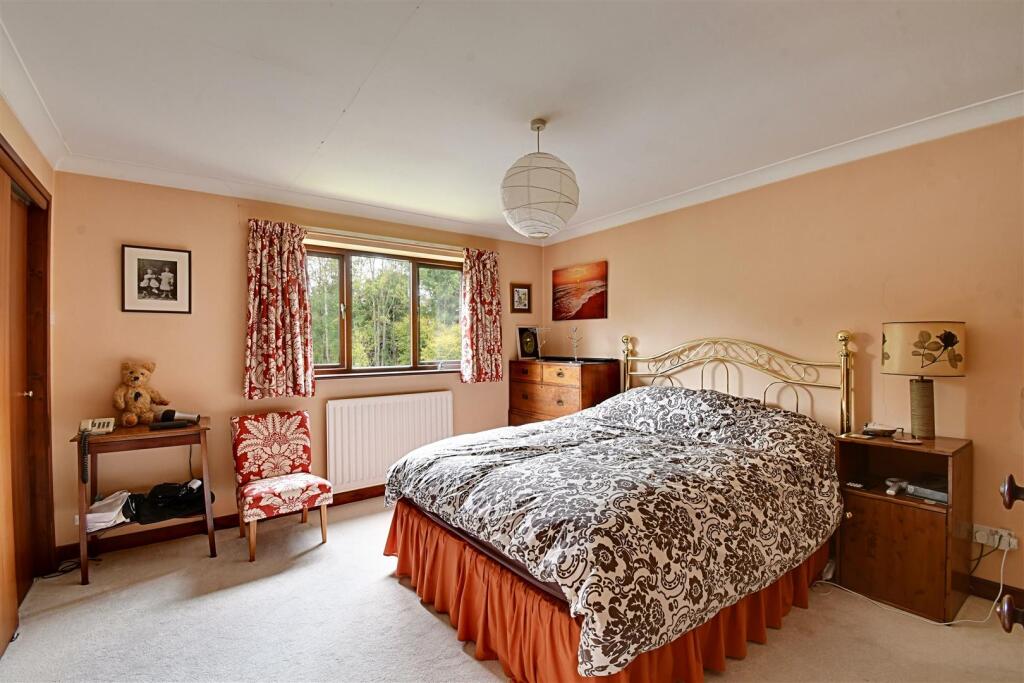 Bedroom 1_1.jpg