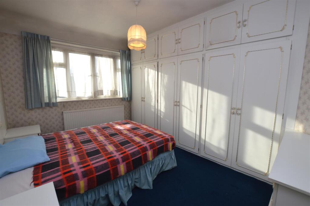 191 Whitton Dene bed 2.JPG