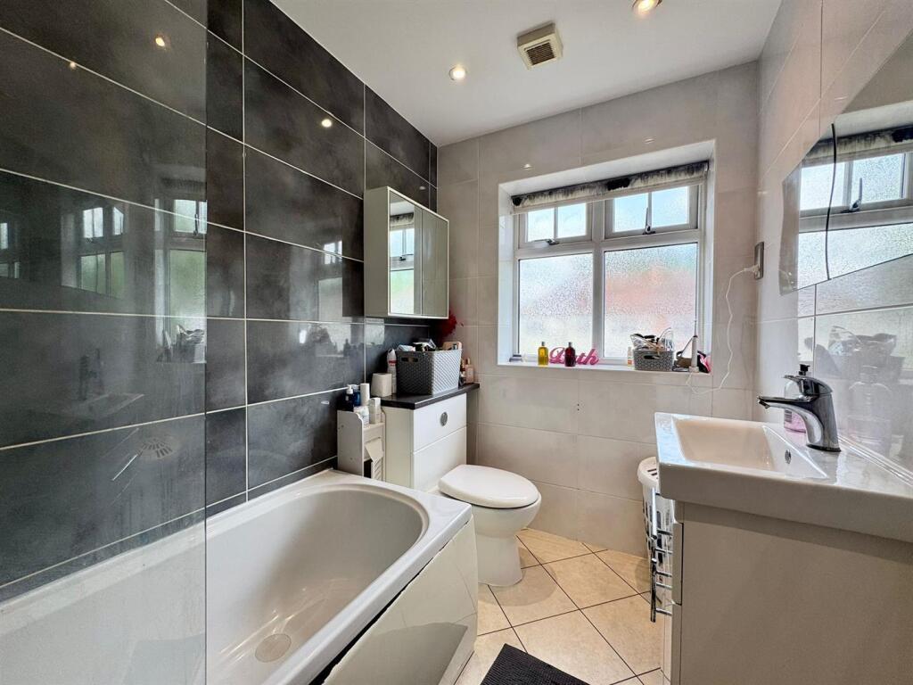 Family bathroom (1).jpg