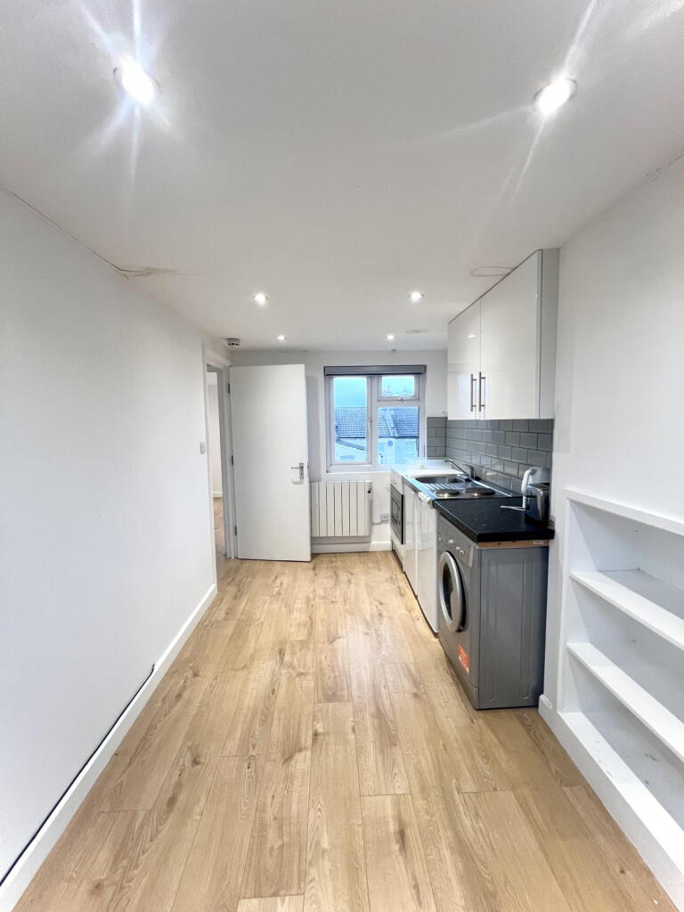 An Extremely Spacious Top Floor Studio in the hea