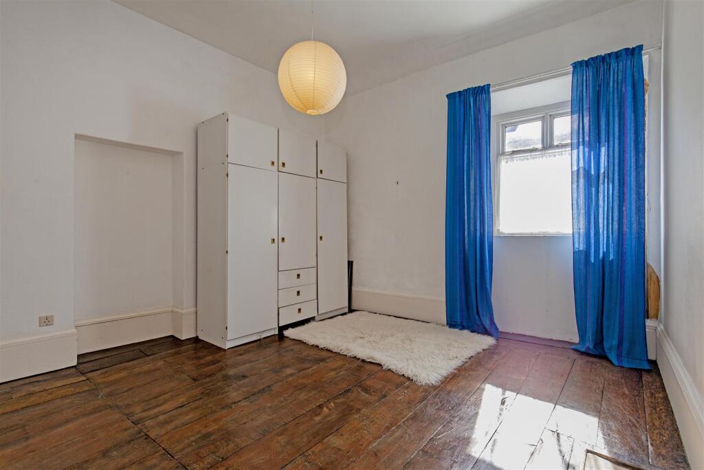 Bedroom 1-2.jpg