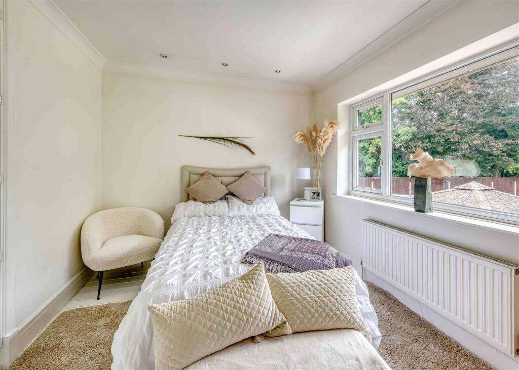 58 Perton Road-bed3.jpg