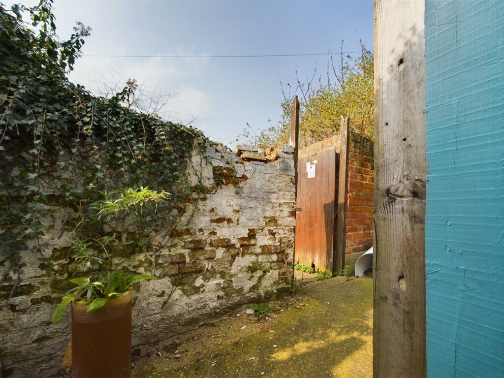 Alleyway Pic 1.jpg
