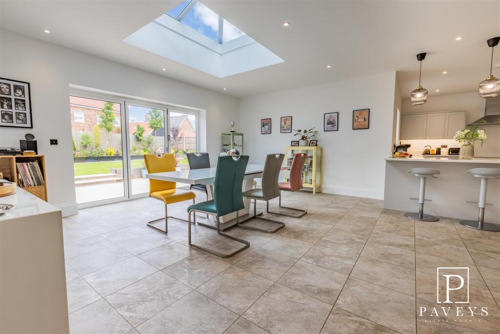 OPEN PLAN KITCHEN &amp; FAMILY AREA