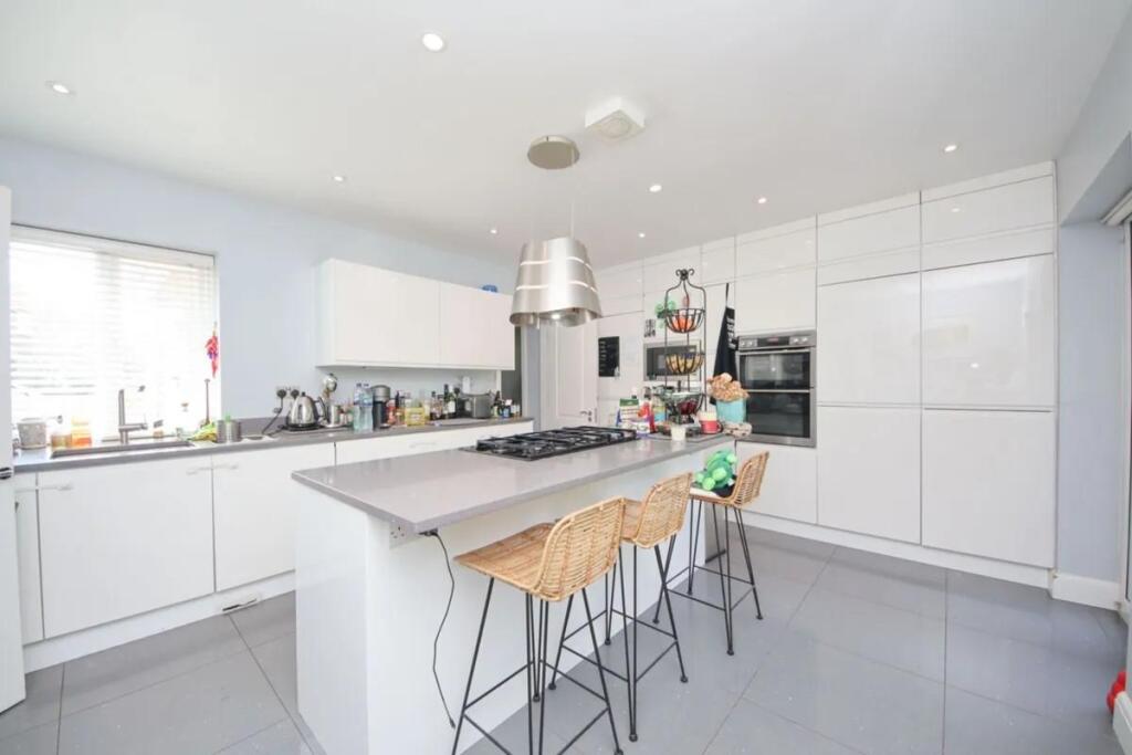 KITCHEN / DINER (Pic 2)