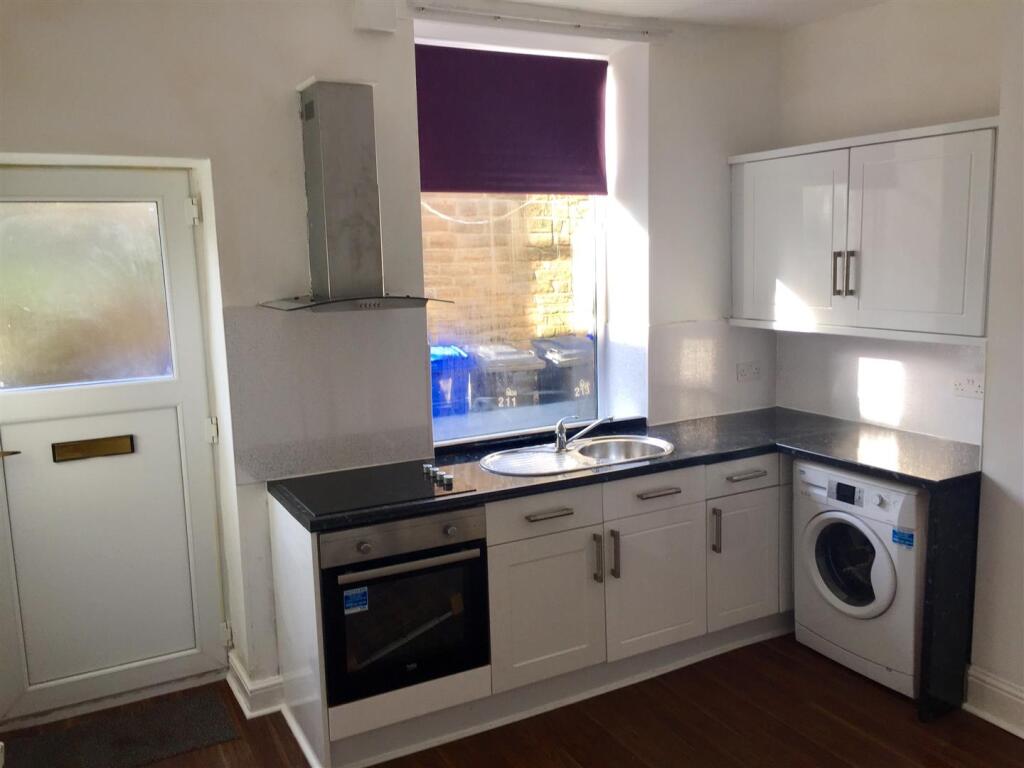 Heavygate Road 211 kitchen.jpg