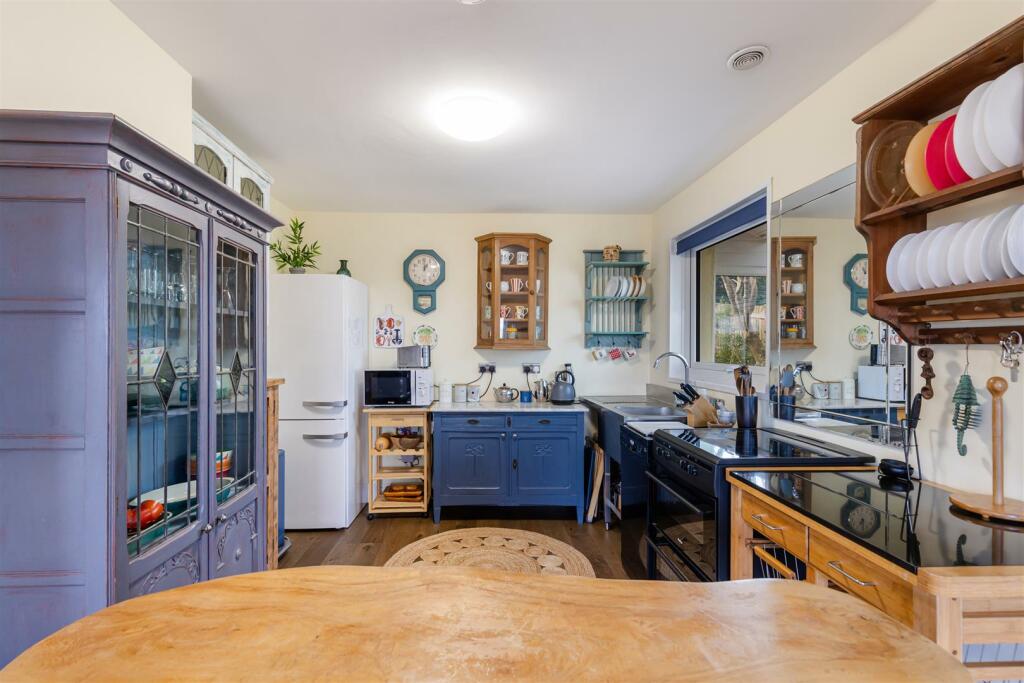 A12 - Lawnbank 1 Thurlestone Gardens Dartmouth - 2