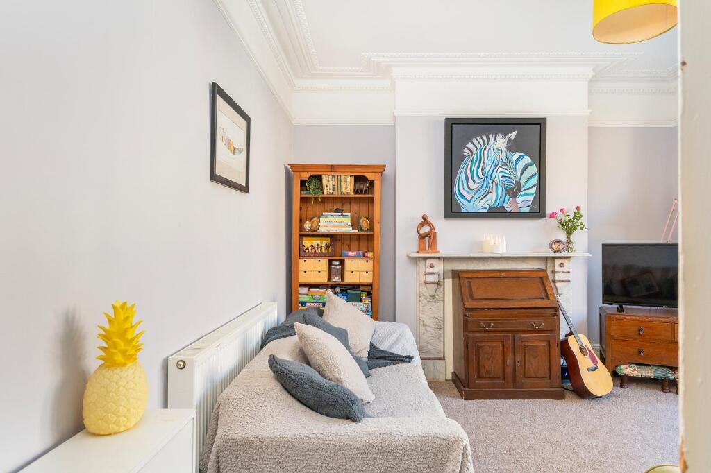 3B9RKE - Living Room C.jpg