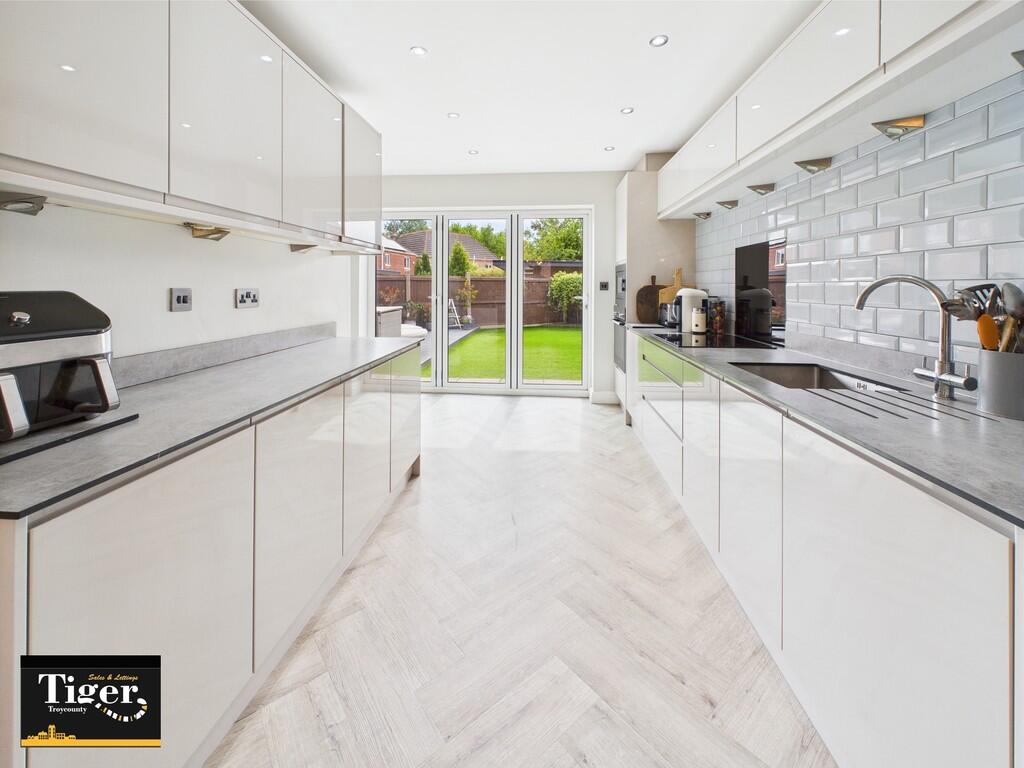 CAM02176G0-PR0571...