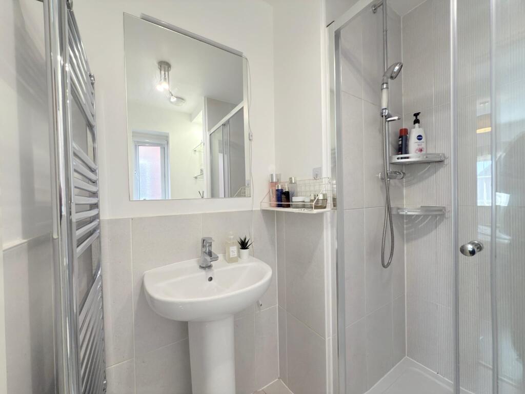 13. Master en-suite