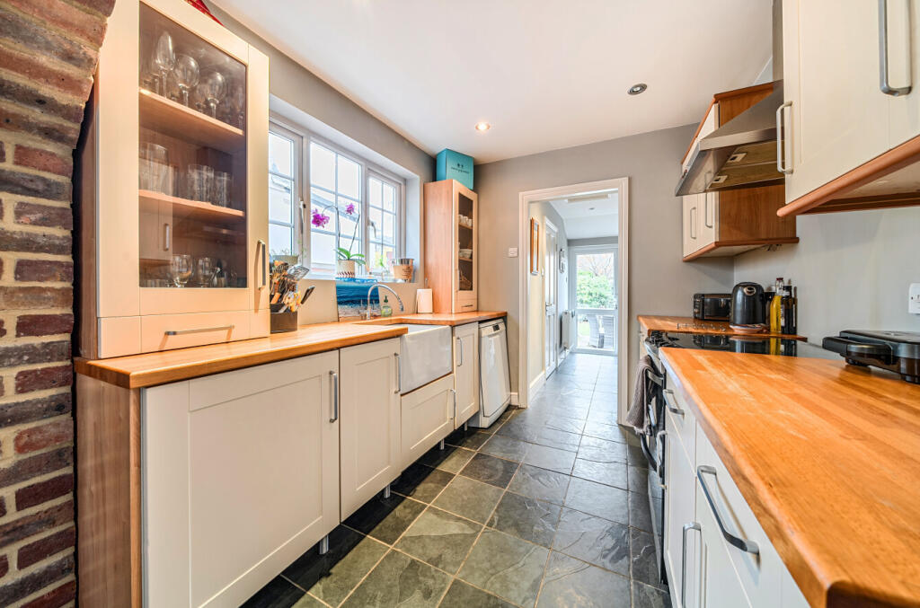 1374183-11-690dc2...