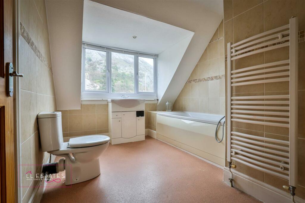 110 ffordd talargoch-48 top bathroom.jpg