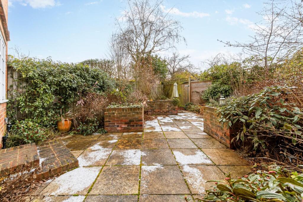 32 Holyoake Walk-8.jpg