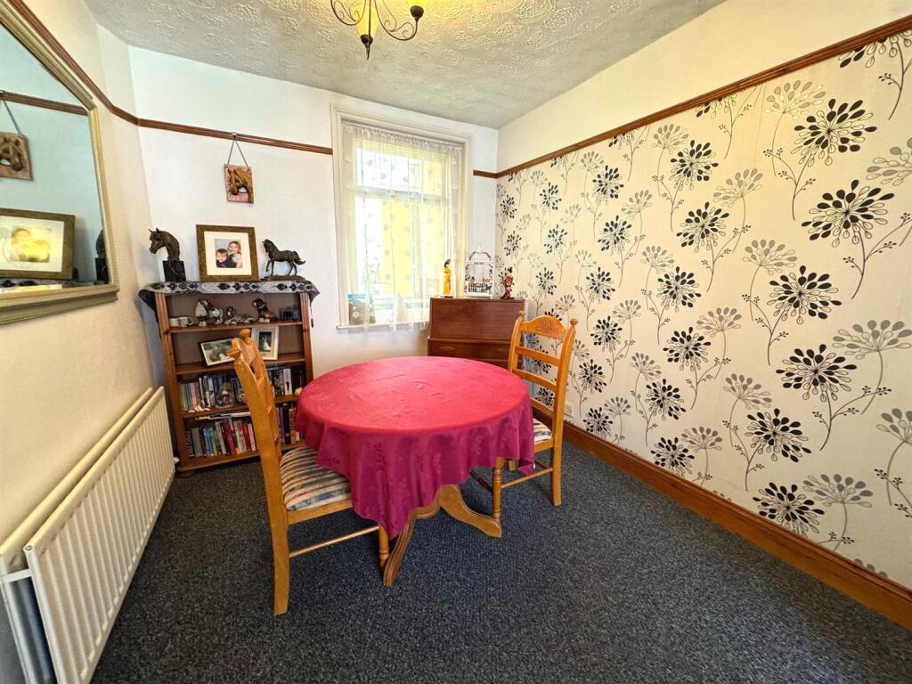 DINING ROOM.jpg