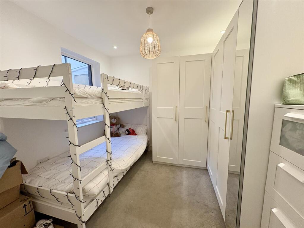 9. bed2.jpg