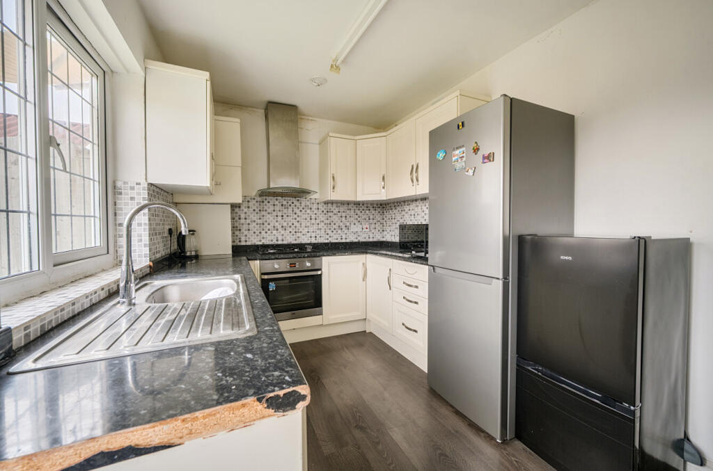 1372340-18-690cd8...