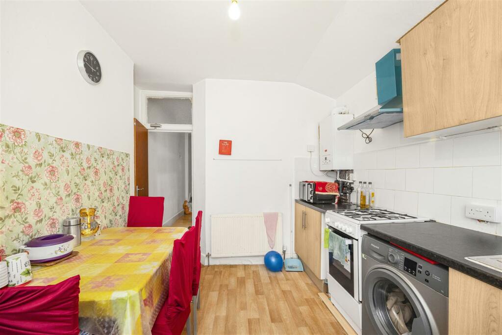 Flat 2   837A Romford Road -004.JPG