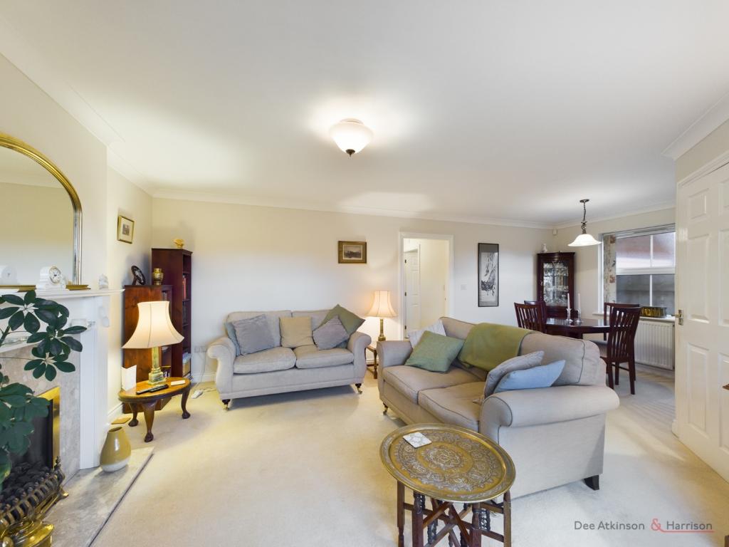 Lounge/Dining Area
