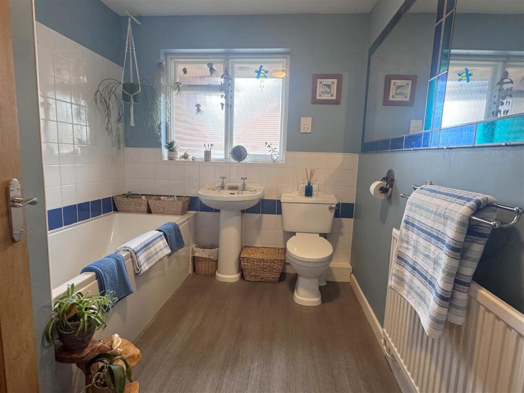 Bathroom 1.JPG