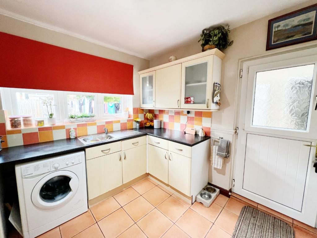 Kitchen pic 2.jpg