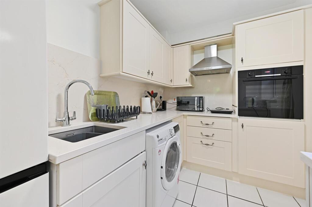 RCREE - 3 bampton court - Kitchen.jpg