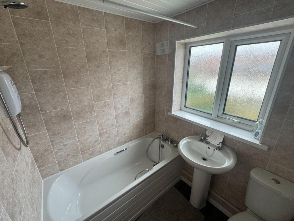 Bathroom 1.jpg