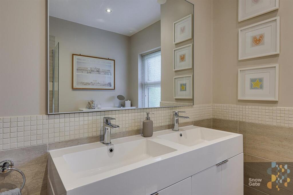 MASTER ENSUITE