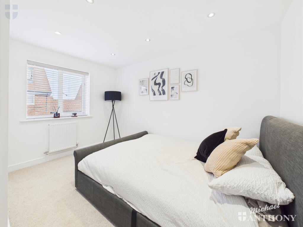 CAM03852G0-PR0390-STILL001