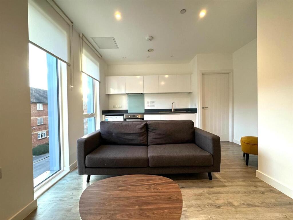Living Room pic 2.jpeg