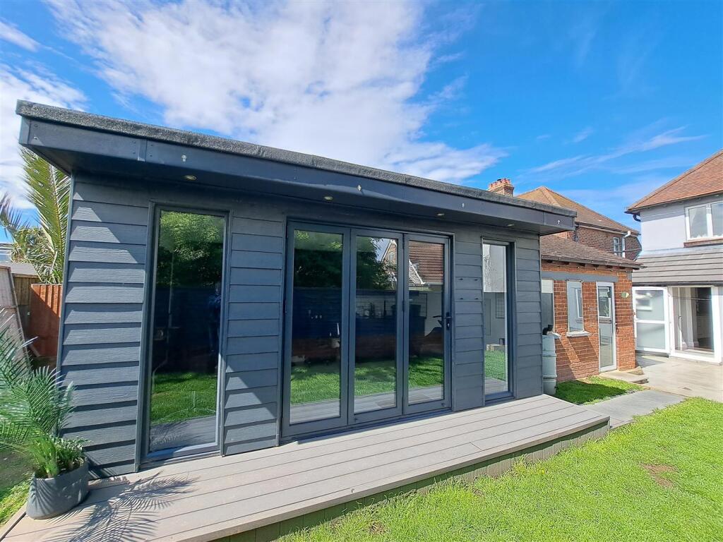 Garden Room/Hair Salon