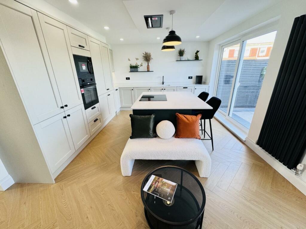 OPEN PLAN KITCHEN/DINER/SITTING ROOM