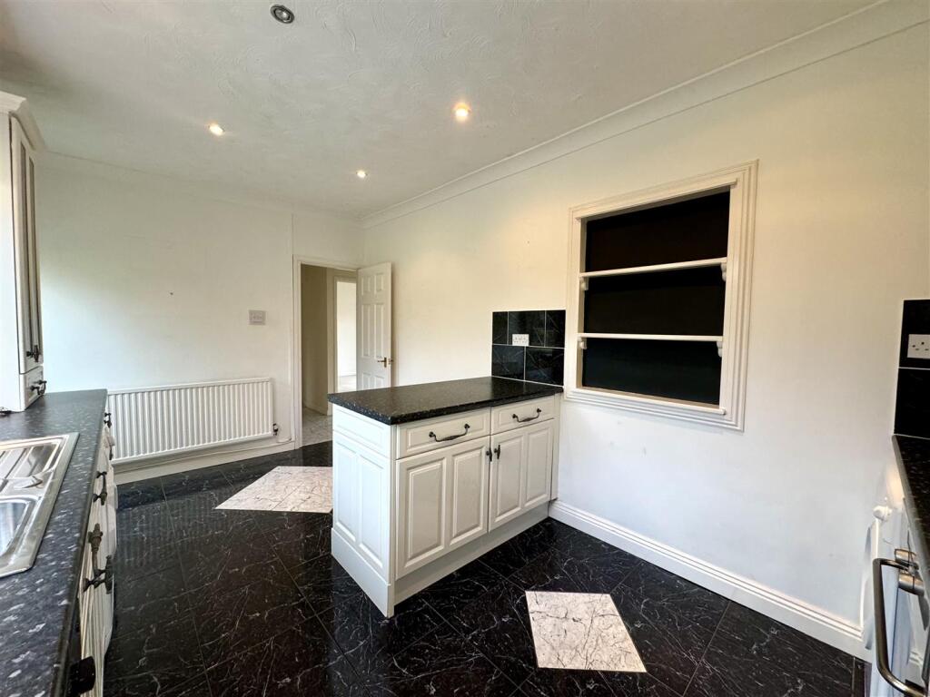 KITCHEN/ BREAKFAST ROOM