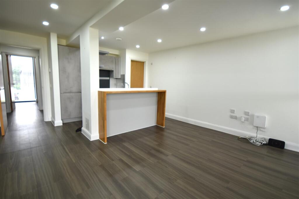 lounge breakfast bar.JPG