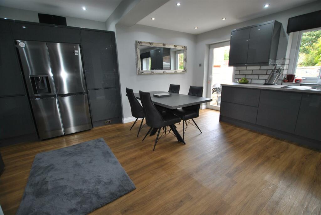 FAMILY KITCHEN/DINER