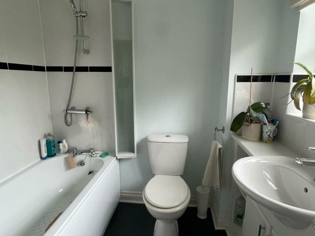 Bathroom..jpg