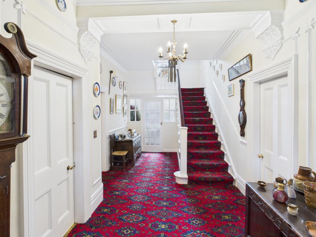 CAM04233G0-PR0042-STILL038