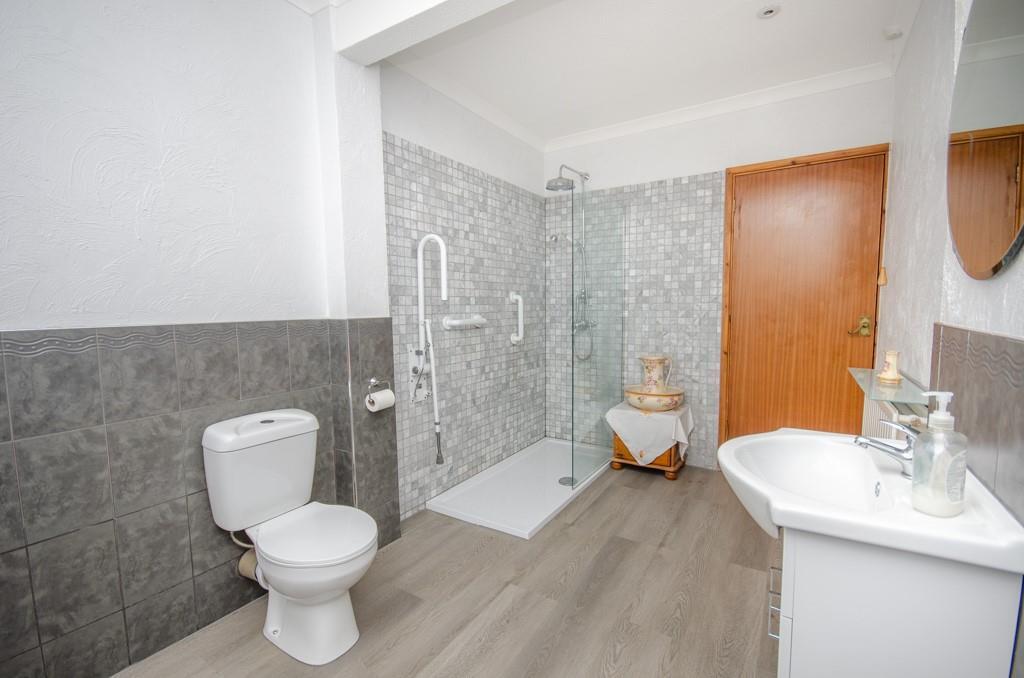 Bathroom One pic 2.jpg